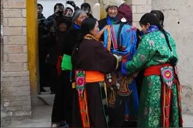 卓仓藏族婚俗中的婚礼歌图片