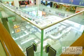 商场中庭表演多玻璃护栏有隐患图片