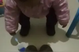 一岁多的孙子爱干净视频封面