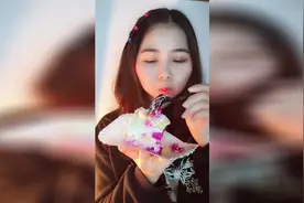 小姐姐吃蛋糕，大口大口吃，吃相太可爱了！视频封面