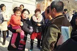 烟台栖霞女童走失21小时发生了啥？被发现躺在草丛中安然回家图片