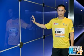 蒋劲夫再战马拉松 捐书爬楼被赞正能量图片