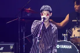 韩国郑俊英袭台开唱 卖流利中文调侃乐手视频封面