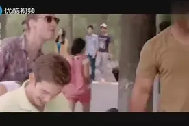 大一女生刚入学，立马吸引外国男学生的目光，漂亮！