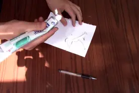 牙膏的妙用——如何巧用牙膏去除白纸上的污渍