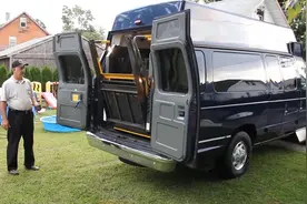 房车的内饰咱们就不看了！因为这个带电梯的房车！着实买不起！视频封面