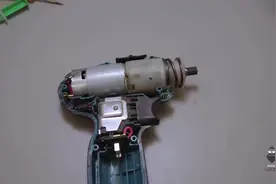 外国小哥教你怎样维修充电电钻，电钻坏了可以自己修不用再买新的视频封面