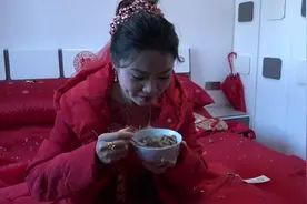 湖南一漂亮新娘出嫁，笑起左脸还有一个酒窝，真漂亮视频封面