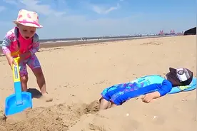 两个小萌娃在沙滩上玩沙土 儿童早教玩具动画视频封面