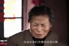 双手残缺的媳妇给婆婆夹菜，婆婆一脸嫌弃把饭菜都给扔了视频封面