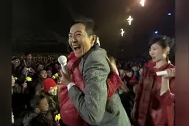 同一首歌走进咸宁大型演唱会 ：主持人与观众互动，嗨翻全场