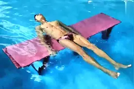 游泳教学视频：仰式打水的技巧，非常有用的游泳知识！