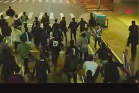 这才是真正的黑社会火拼！几百个人打群架-看的热血沸腾，刺激！视频封面