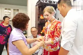 福建小伙娶回家外国新娘，爸妈都感到骄傲，妈妈亲自给她带项链视频封面