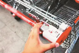 用超市购物车，先投一元硬币，有人竟然打起这一元钱主意——女子用无币购物车骗取顾客钱图片