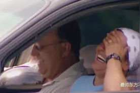 国外爆笑恶作剧，逗B警察幽默执法，司机都笑的合不拢嘴！视频封面