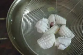 鱿鱼如何焯水？潮汕小伙手把手教学