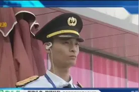 蜡像还是真人？一商场保安站岗纹丝不动成网红视频封面