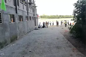 突发！泉州一对情侣吵架，女友落水，男子把她推上岸后，自己却……图片