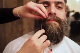 邋遢大叔来理发店，找美女理发师给“胡子”剪发型呵呵哒！