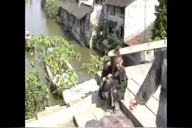 三毛孤苦伶仃一个人到上海找妈妈，好可怜的孩子，心地善良的孩子视频封面