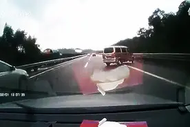 恐怖！雨天高速面包车强行变道，失控旋转几周撞护栏！视频封面