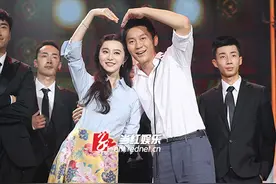 范冰冰李晨长沙合体亮相 甜蜜比心狂发糖图片