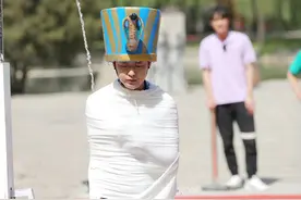 众星做游戏 潘玮柏可乐喝到吐包贝尔被水浇透图片