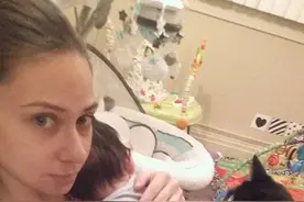 加拿大猫咪形影不离守护新生宝宝图片