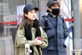 街拍：牛仔裤流行补丁摞补丁，比旧社会还惨图片