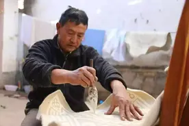 曾经整个村子都做羊毛毡，现在全外出打工了，而他一做就是40年图片