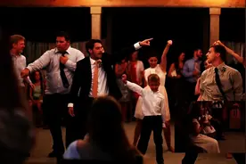 当放起音乐的时候，新郎教小男孩跳舞，这一幕太可爱了！图片