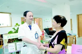 “医院版深夜食堂”感动医生朋友圈 大夫忙抢救无暇吃饭患者端来热炒饭图片