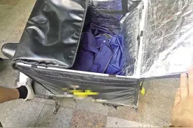 厦门外卖配送箱卫生状况：配送箱内还放衣服等异物图片