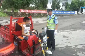 家长也是心大！广安11岁男孩开电三轮进城送鸡图片