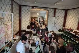 明明知道会倒闭，俩姑娘却还是开了这家零包装的超市，只为告诉你一件被忽略的事图片