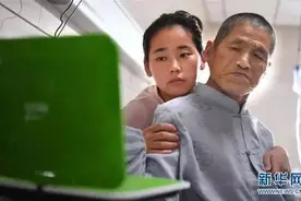 辞职照顾患癌养父，一般人可做不到｜暖评图片