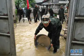 暴雨“突袭”致小城街道农田被淹 云南临沧公安边防官兵紧急驰援图片