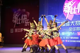 78岁大爷跳起广场舞 浙江三地不止大妈在“霸屏”图片