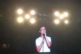 汪峰演唱会深情告白：子怡谢谢你，我爱你图片