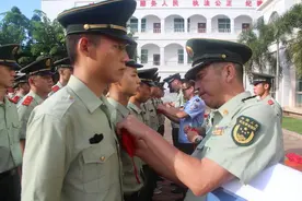 海南洋浦边防：两载战友情 一朝送别泪图片