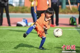 湖南首届幼儿足球趣味运动会 百位萌娃亮球技图片