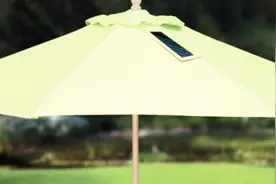 一个可折叠的雨伞，能挡雨能充电，号称能用3000年视频封面