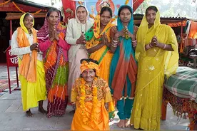 印度一侏儒女僧人被当作圣人跪拜图片