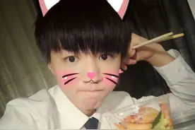 王俊凯扮萌猫咪，表示“饿了吃饭就是香，喵呜~”图片