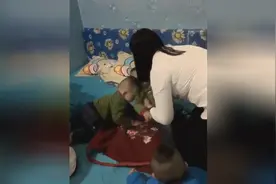 宝妈教给你们如何同时背起三胞胎 真是太厉害了视频封面