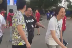 囧！三个申花球迷误入上港球迷阵营，结果：被各种羞辱……视频封面