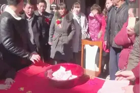 河南商丘夏邑农村结婚喜庆：亲戚朋友是这样送礼金的，涨见识了视频封面