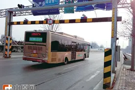 郑州西三环4处限高杆为啥“长个儿”？大货车撒欢跑图片