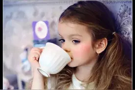 世界上最美丽的女孩，来自于俄罗斯的9岁超模，收获大票粉丝喜爱视频封面